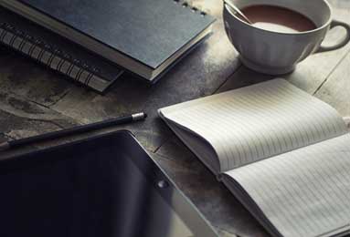 各种玩儿！东契奇坐替补席命中超远三分后又在球员通道前投进三分